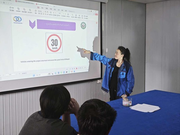 翻译阿诺协助中外员工安全培训 李水才 摄.jpg
