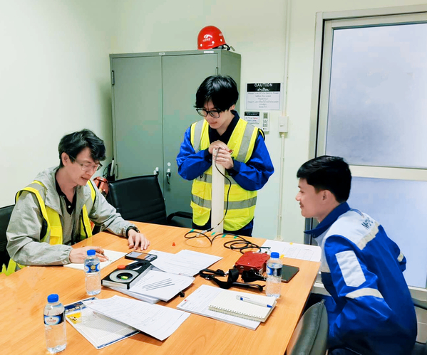 工程师奇诺培训中外员工监测仪器的使用 李水才 摄.jpg