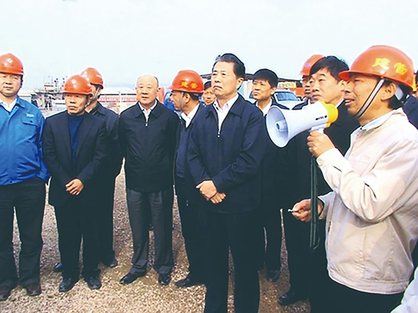 时任国务院南水北调办公室主任、党组书记鄂竞平考察工程.png